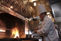 Cucine e ventilazione: una norma UNI sui requisiti dei sistemi antincendio
